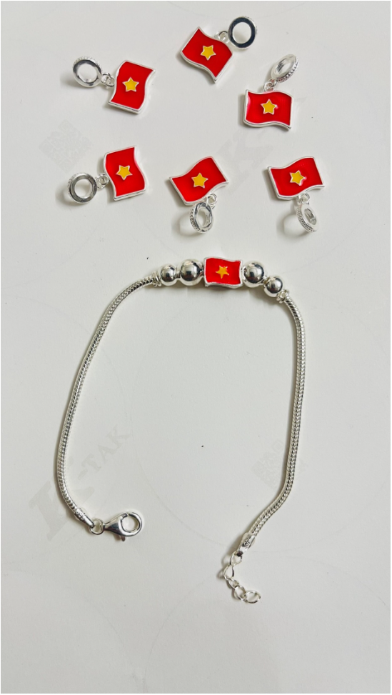 Charm vàng trang sức phong thuỷ hình lá cờ Việt Nam dịp 30/4 khiến người dân yêu thích đón nhận- Ảnh 4. Charm vàng trang sức phong thuỷ hình lá cờ Việt Nam dịp 30/4 khiến người dân yêu thích đón nhận- Ảnh 4.