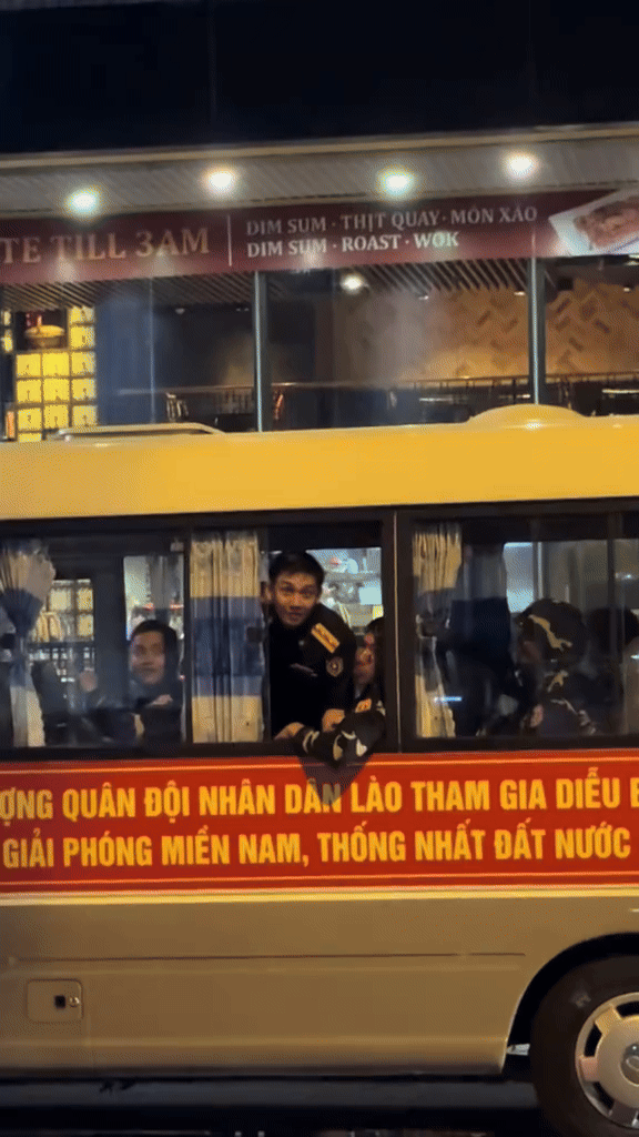 Mỹ nam bộ đội Lào tham gia tổng hợp luyện diễu binh ở TP.HCM, chỉ nói 5 chữ đã có 1,1 triệu người mê- Ảnh 1.