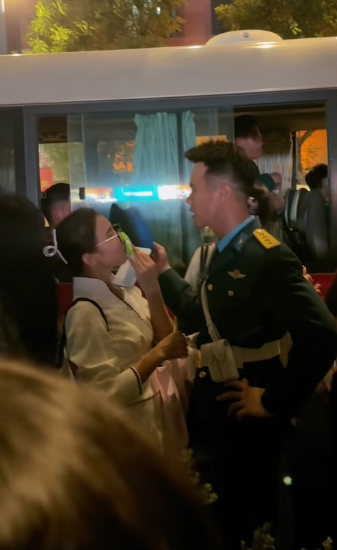 CLIP: Chiến sĩ khối nữ Sĩ quan Quân Y được cầu hôn ngay sau đêm hợp luyện diễu binh, cả nước chúc phúc- Ảnh 4. CLIP: Chiến sĩ khối nữ Sĩ quan Quân Y được cầu hôn ngay sau đêm hợp luyện diễu binh, cả nước chúc phúc- Ảnh 4.