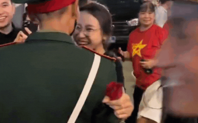 CLIP: Chiến sĩ khối nữ Sĩ quan Quân Y được cầu hôn ngay sau đêm hợp luyện diễu binh, cả nước chúc phúc- Ảnh 3. CLIP: Chiến sĩ khối nữ Sĩ quan Quân Y được cầu hôn ngay sau đêm hợp luyện diễu binh, cả nước chúc phúc- Ảnh 3.