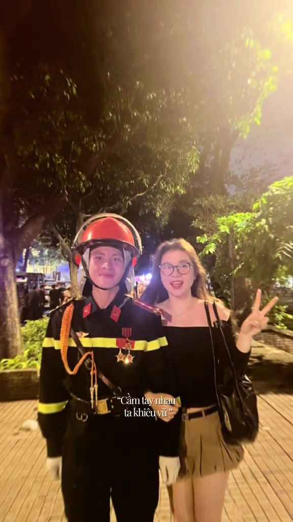 CLIP: Chiến sĩ khối nữ Sĩ quan Quân Y được cầu hôn ngay sau đêm hợp luyện diễu binh, cả nước chúc phúc- Ảnh 6. CLIP: Chiến sĩ khối nữ Sĩ quan Quân Y được cầu hôn ngay sau đêm hợp luyện diễu binh, cả nước chúc phúc- Ảnh 6.