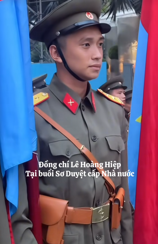 Quân nhân Lê Hoàng Hiệp lại có khoảnh khắc "tuyệt đối điện ảnh" dù đã cố né ống kính của người dân- Ảnh 5. Quân nhân Lê Hoàng Hiệp lại có khoảnh khắc "tuyệt đối điện ảnh" dù đã cố né ống kính của người dân- Ảnh 5.