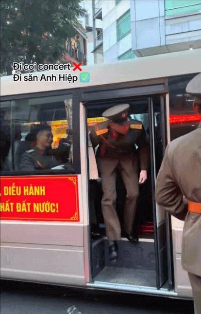Quân nhân Lê Hoàng Hiệp lại có khoảnh khắc "tuyệt đối điện ảnh" dù đã cố né ống kính của người dân- Ảnh 1. Quân nhân Lê Hoàng Hiệp lại có khoảnh khắc "tuyệt đối điện ảnh" dù đã cố né ống kính của người dân- Ảnh 1.
