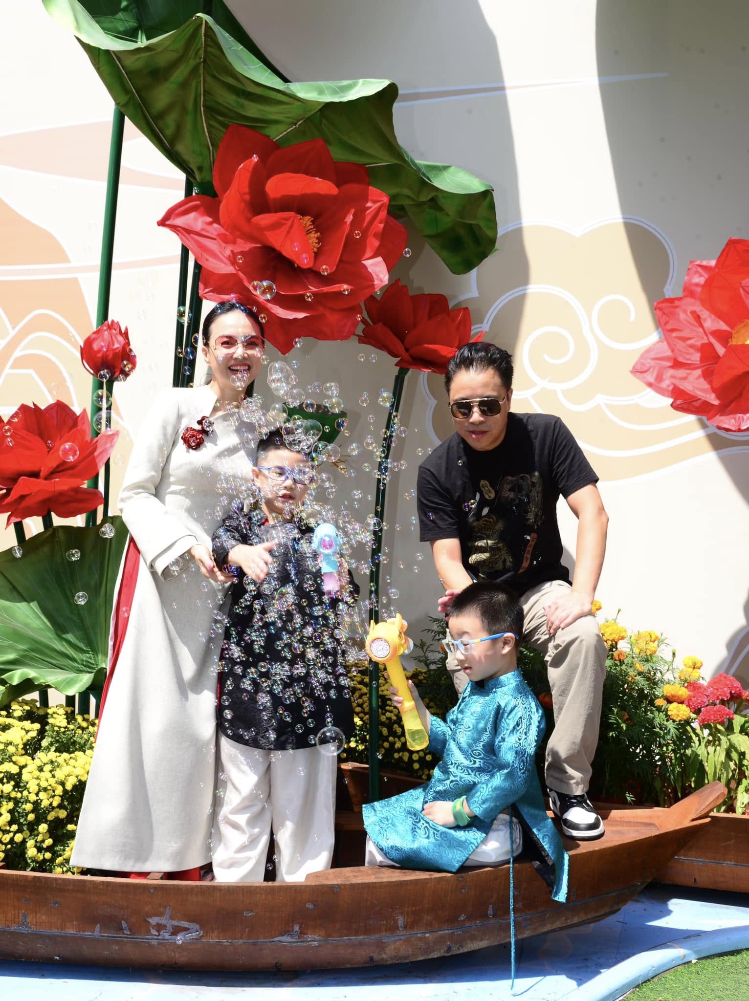 Đạo diễn "Thám tử Kiên": Siêu khó tính trên phim trường nhưng ngoài đời là người chồng chu đáo, người cha yêu con hết mực- Ảnh 7. Đạo diễn "Thám tử Kiên": Siêu khó tính trên phim trường nhưng ngoài đời là người chồng chu đáo, người cha yêu con hết mực- Ảnh 7.