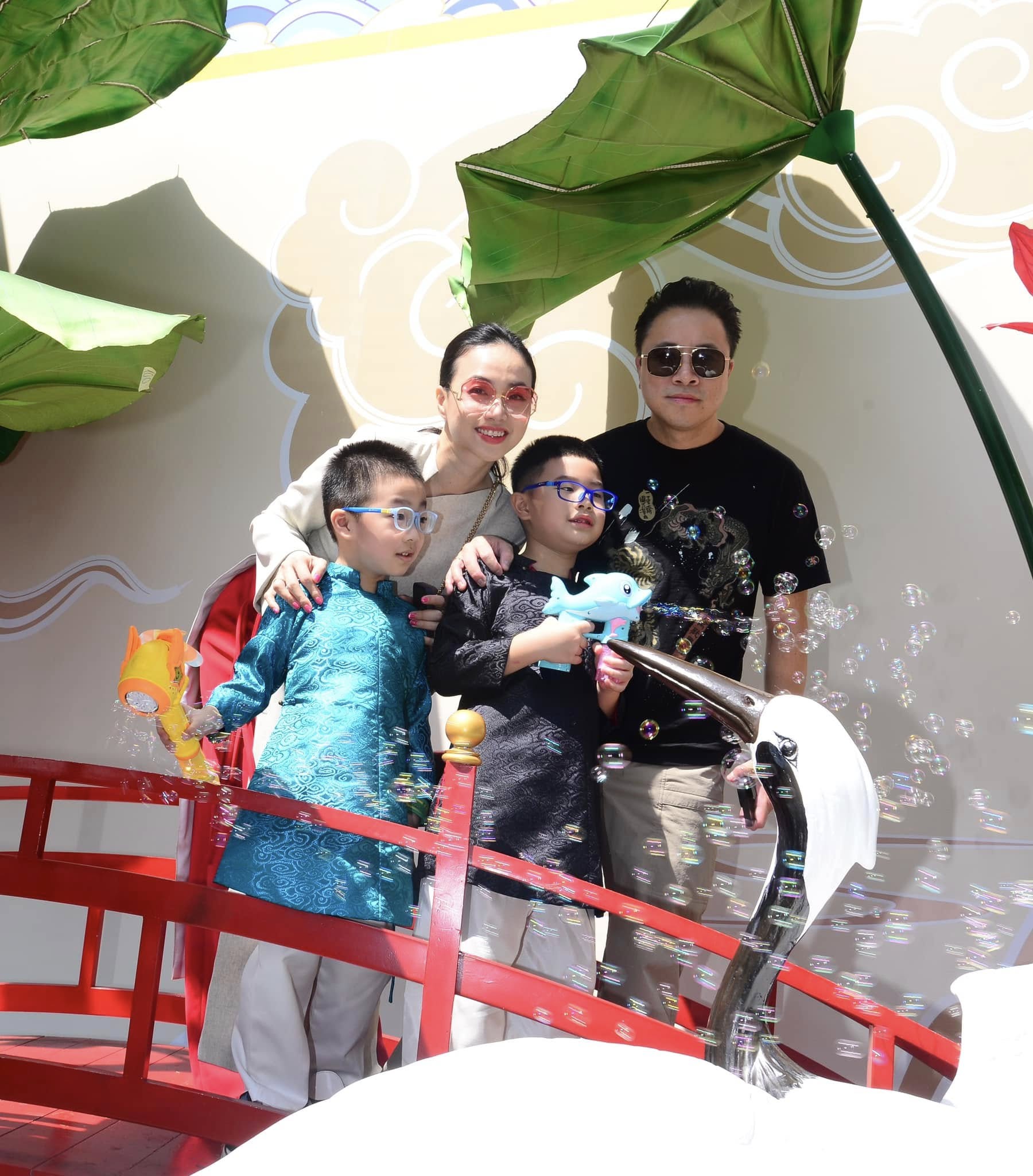 Đạo diễn "Thám tử Kiên": Siêu khó tính trên phim trường nhưng ngoài đời là người chồng chu đáo, người cha yêu con hết mực- Ảnh 8. Đạo diễn "Thám tử Kiên": Siêu khó tính trên phim trường nhưng ngoài đời là người chồng chu đáo, người cha yêu con hết mực- Ảnh 8.