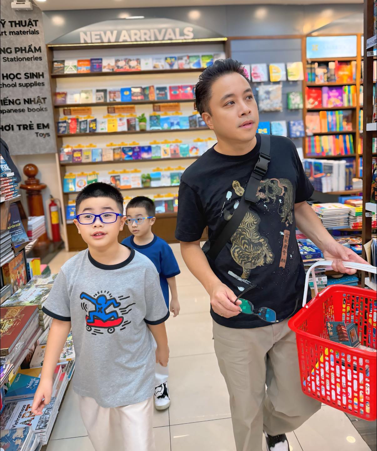 Đạo diễn "Thám tử Kiên": Siêu khó tính trên phim trường nhưng ngoài đời là người chồng chu đáo, người cha yêu con hết mực- Ảnh 6. Đạo diễn "Thám tử Kiên": Siêu khó tính trên phim trường nhưng ngoài đời là người chồng chu đáo, người cha yêu con hết mực- Ảnh 6.