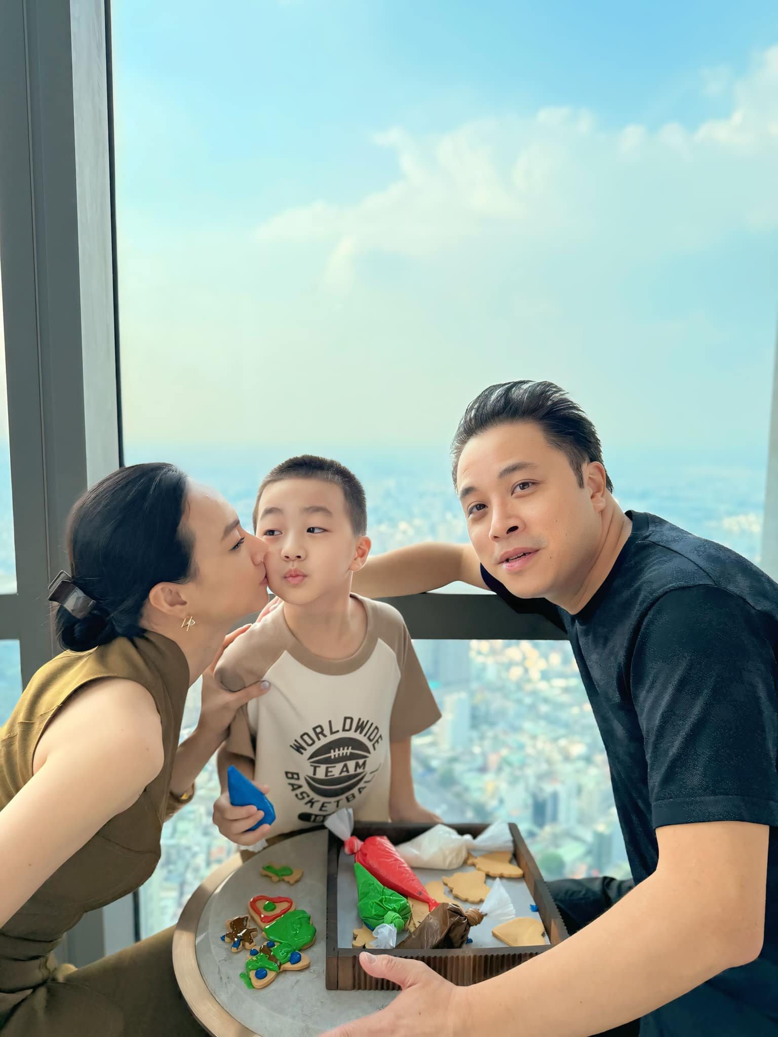 Đạo diễn "Thám tử Kiên": Siêu khó tính trên phim trường nhưng ngoài đời là người chồng chu đáo, người cha yêu con hết mực- Ảnh 5. Đạo diễn "Thám tử Kiên": Siêu khó tính trên phim trường nhưng ngoài đời là người chồng chu đáo, người cha yêu con hết mực- Ảnh 5.