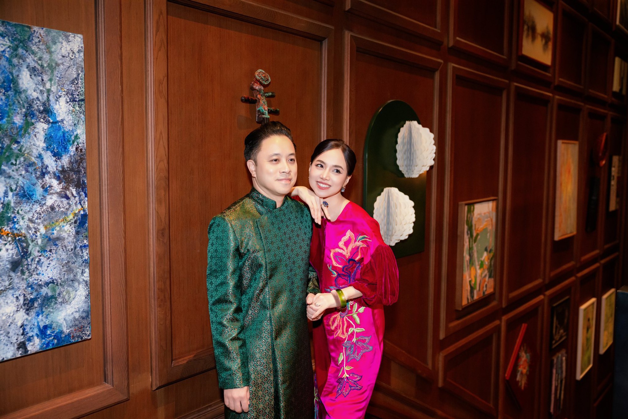 Đạo diễn "Thám tử Kiên": Siêu khó tính trên phim trường nhưng ngoài đời là người chồng chu đáo, người cha yêu con hết mực- Ảnh 4. Đạo diễn "Thám tử Kiên": Siêu khó tính trên phim trường nhưng ngoài đời là người chồng chu đáo, người cha yêu con hết mực- Ảnh 4.
