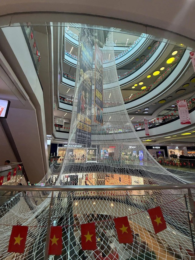 Thông tin mới nhất của Vạn Hạnh Mall sau khi hoàn thành lắp lưới an toàn khẩn cấp- Ảnh 2.