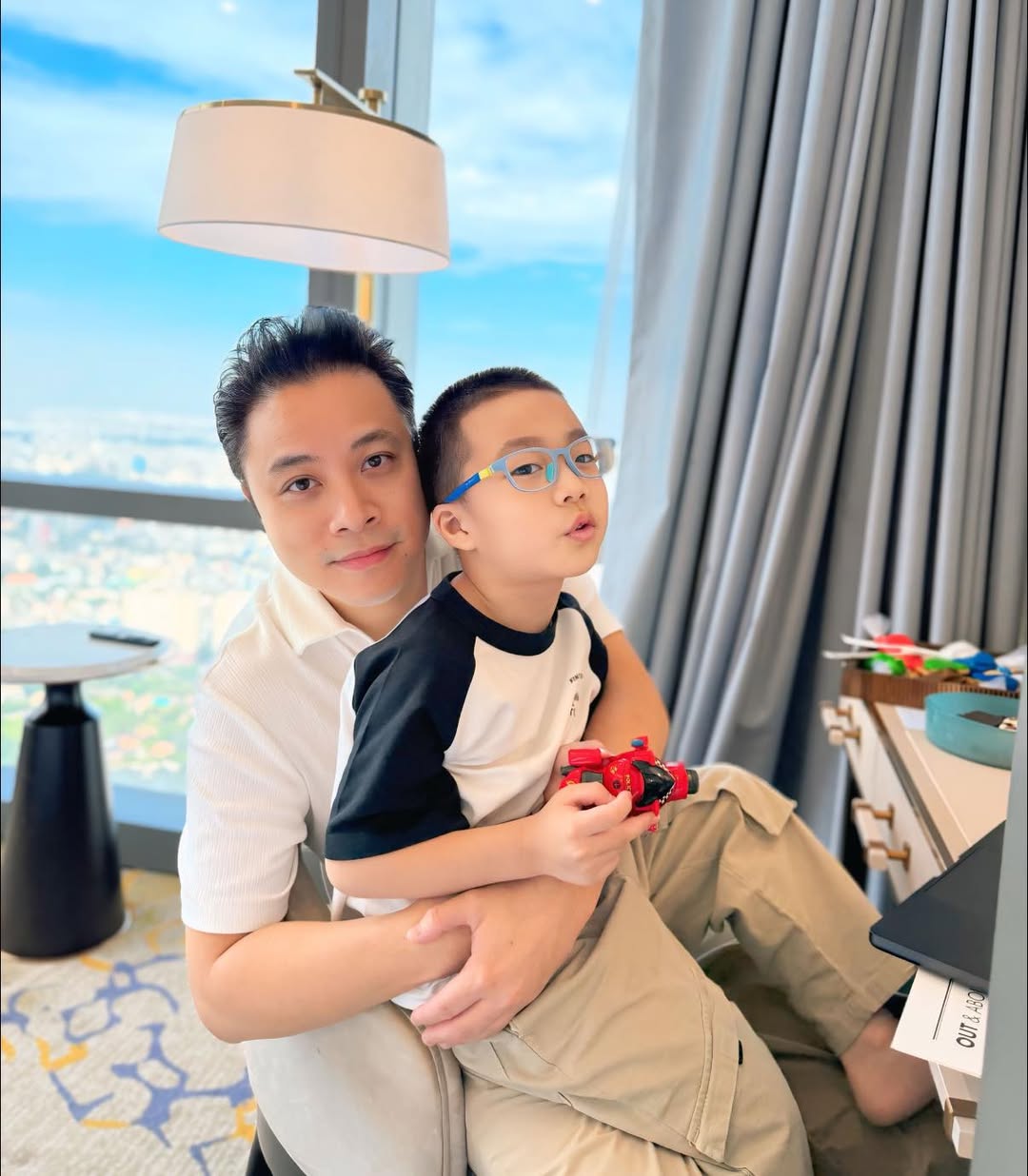 Đạo diễn "Thám tử Kiên": Siêu khó tính trên phim trường nhưng ngoài đời là người chồng chu đáo, người cha yêu con hết mực- Ảnh 3. Đạo diễn "Thám tử Kiên": Siêu khó tính trên phim trường nhưng ngoài đời là người chồng chu đáo, người cha yêu con hết mực- Ảnh 3.