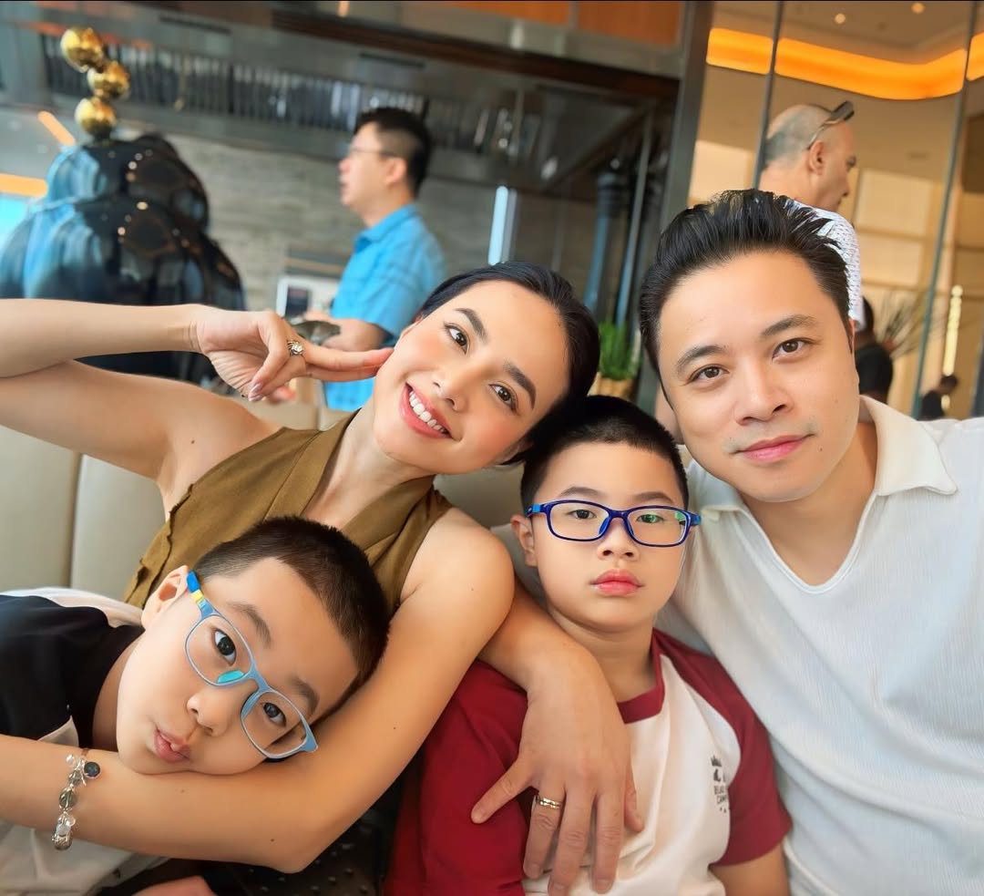 Đạo diễn "Thám tử Kiên": Siêu khó tính trên phim trường nhưng ngoài đời là người chồng chu đáo, người cha yêu con hết mực- Ảnh 2. Đạo diễn "Thám tử Kiên": Siêu khó tính trên phim trường nhưng ngoài đời là người chồng chu đáo, người cha yêu con hết mực- Ảnh 2.