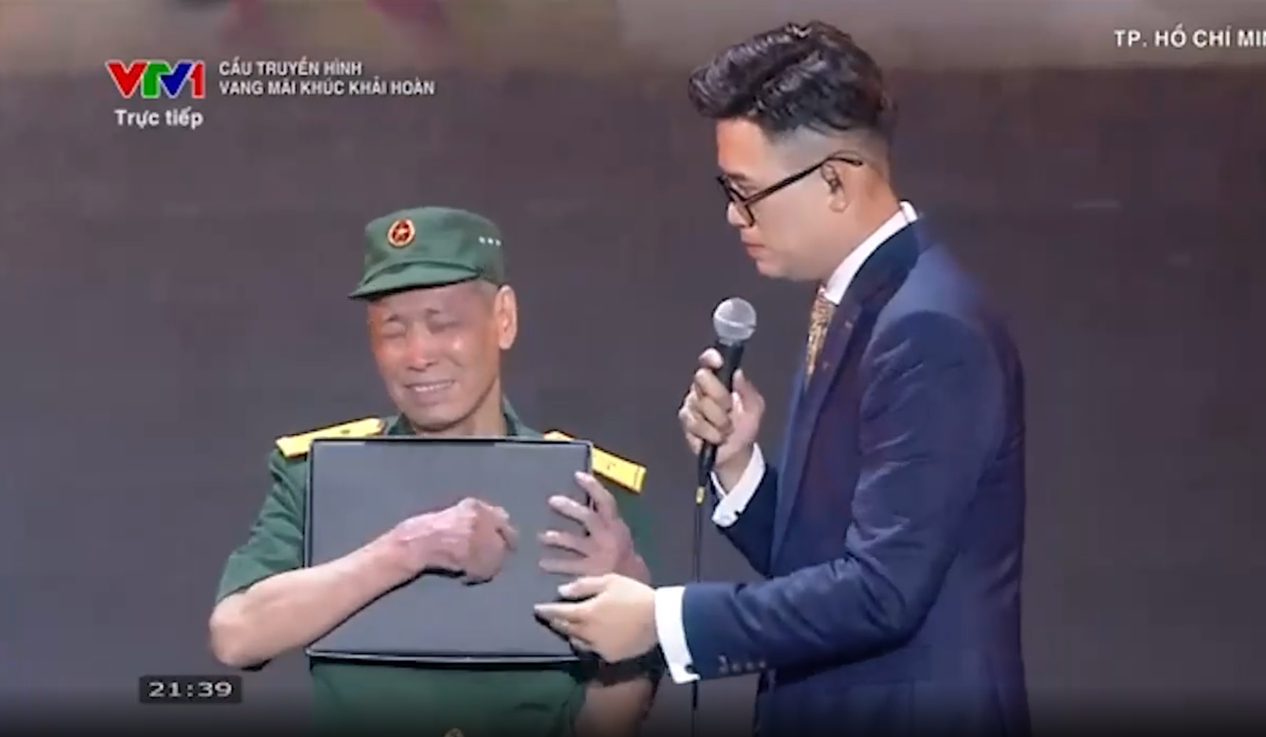 Anh trai bật khóc ôm chặt kỷ vật của người em liệt sĩ sau 58 năm đợi chờ: Khoảnh khắc vỡ òa của nỗi nhớ, nỗi đau, không thể diễn tả bằng lời!- Ảnh 8. Anh trai bật khóc ôm chặt kỷ vật của người em liệt sĩ sau 58 năm đợi chờ: Khoảnh khắc vỡ òa của nỗi nhớ, nỗi đau, không thể diễn tả bằng lời!- Ảnh 8.