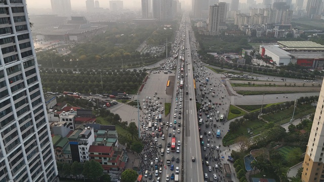 Đường phố Hà Nội tắc dài từ chiều 29/4, "đại hội" về quê nghỉ lễ chính thức bắt đầu- Ảnh 3. Đường phố Hà Nội tắc dài từ chiều 29/4, "đại hội" về quê nghỉ lễ chính thức bắt đầu- Ảnh 3.