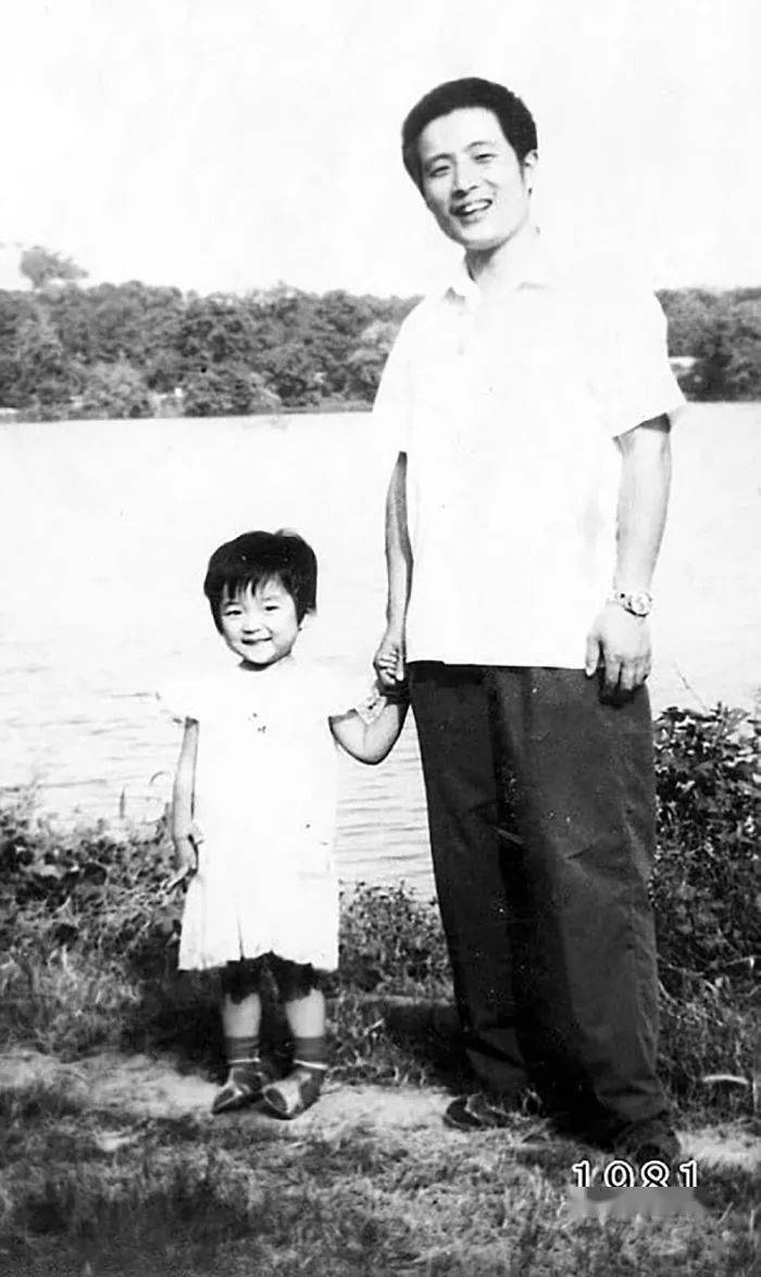 Bộ ảnh bố và con gái chụp ở cùng 1 địa điểm, cùng 1 ngày suốt 40 năm: Xem đến cuối ai cũng bật khóc- Ảnh 2.