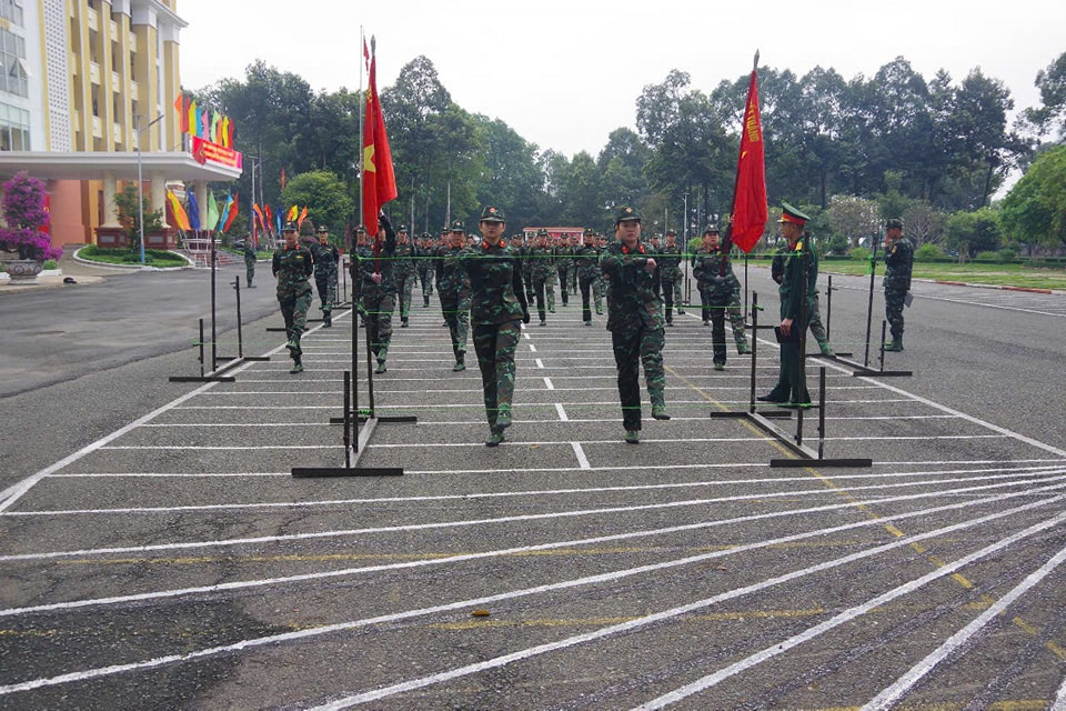 Nữ sĩ quan xinh đẹp kể về quá trình luyện tập dưới cái nắng 36 độ: Sợ nhất là động tác tưởng đơn giản này!- Ảnh 1.