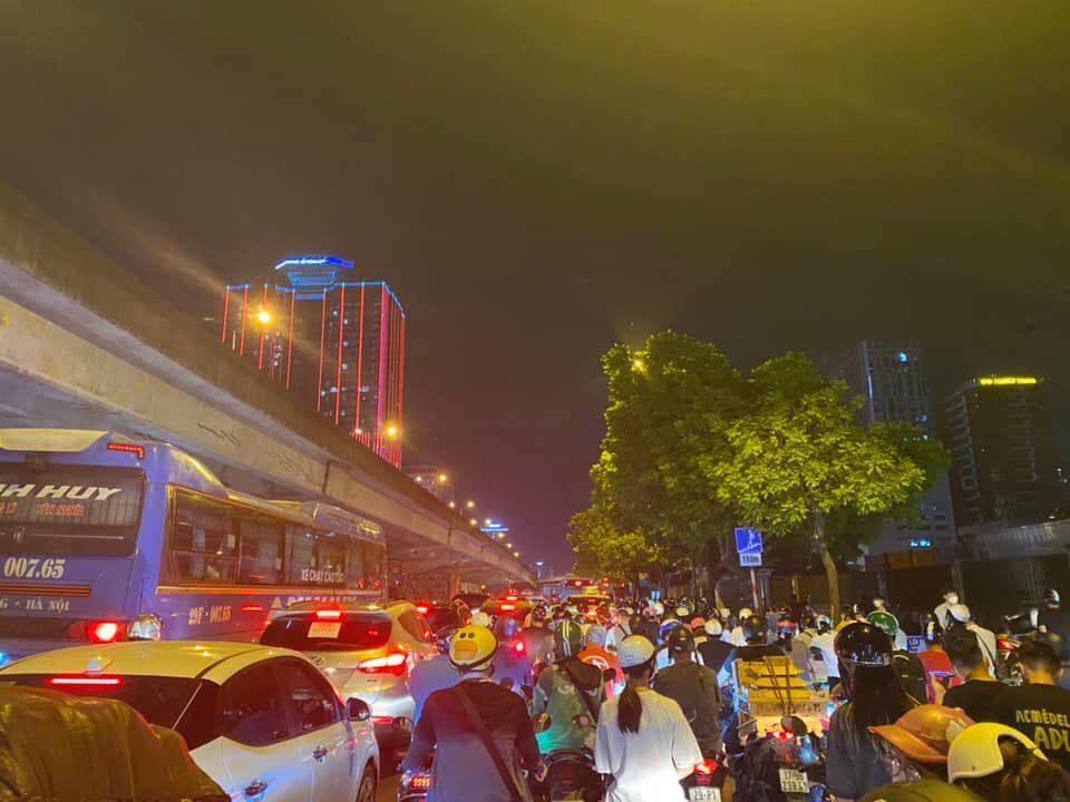 Đường phố Hà Nội tắc dài từ chiều 29/4, "đại hội" về quê nghỉ lễ chính thức bắt đầu- Ảnh 6. Đường phố Hà Nội tắc dài từ chiều 29/4, "đại hội" về quê nghỉ lễ chính thức bắt đầu- Ảnh 6.