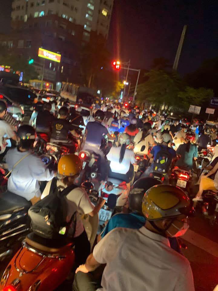 Đường phố Hà Nội tắc dài từ chiều 29/4, "đại hội" về quê nghỉ lễ chính thức bắt đầu- Ảnh 7. Đường phố Hà Nội tắc dài từ chiều 29/4, "đại hội" về quê nghỉ lễ chính thức bắt đầu- Ảnh 7.