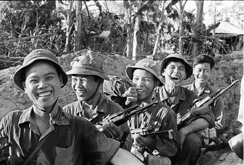 Con ơi! Sáng nay giữa cờ hoa rợp phố, hãy nhớ: Có người đã "ngã xuống" để mình được ăn bát phở trong bình yên- Ảnh 19.