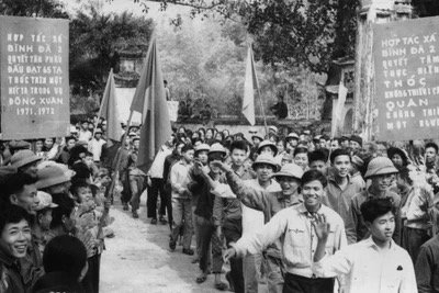 Con ơi! Sáng nay giữa cờ hoa rợp phố, hãy nhớ: Có người đã "ngã xuống" để mình được ăn bát phở trong bình yên- Ảnh 11.