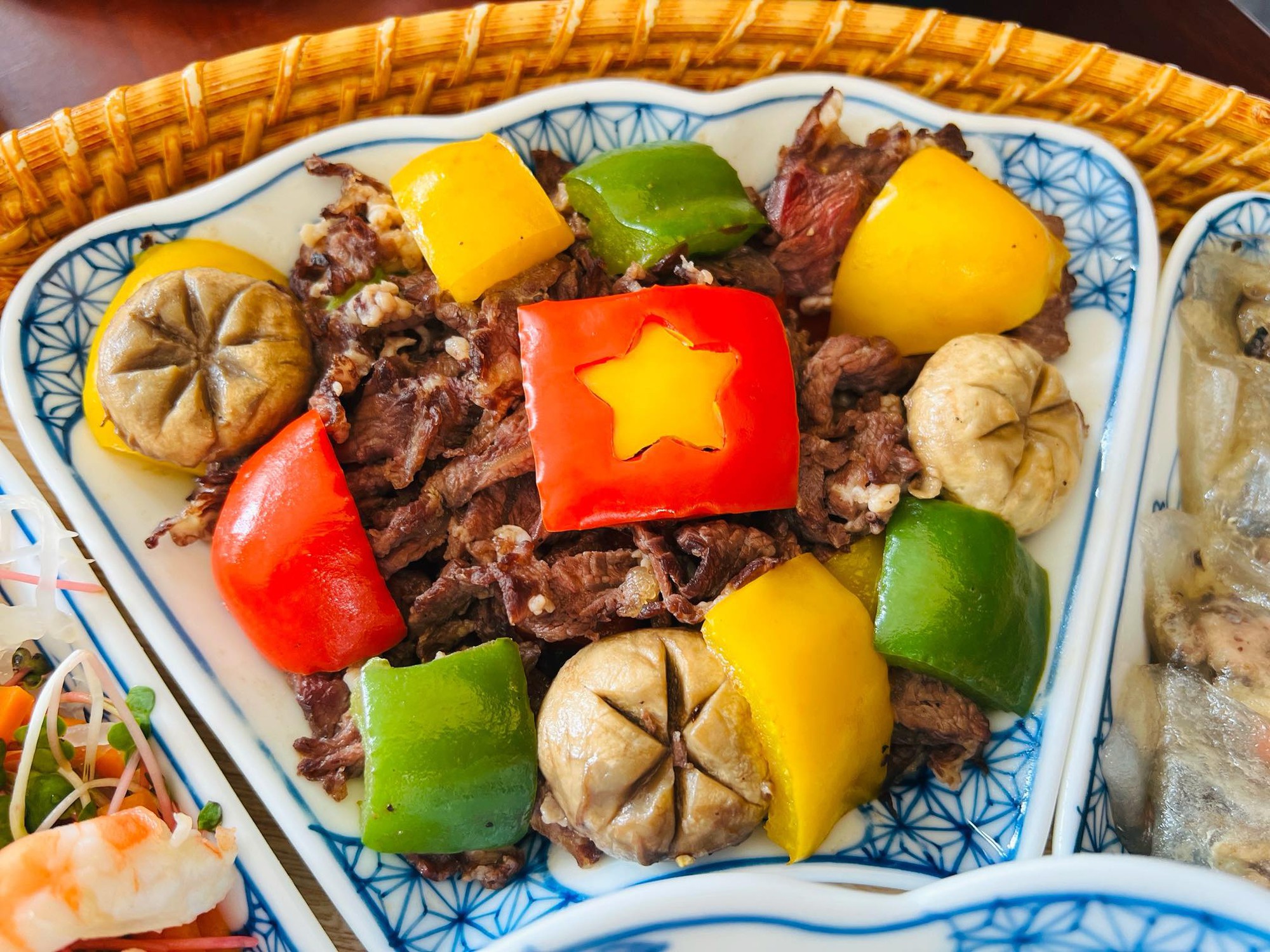 Chiêm ngưỡng mâm cơm "màu cờ sắc áo" của mẹ đảm Hà Nội mừng 50 năm thống nhất gói trọn cả tình yêu đất nước- Ảnh 6. Chiêm ngưỡng mâm cơm "màu cờ sắc áo" của mẹ đảm Hà Nội mừng 50 năm thống nhất gói trọn cả tình yêu đất nước- Ảnh 6.
