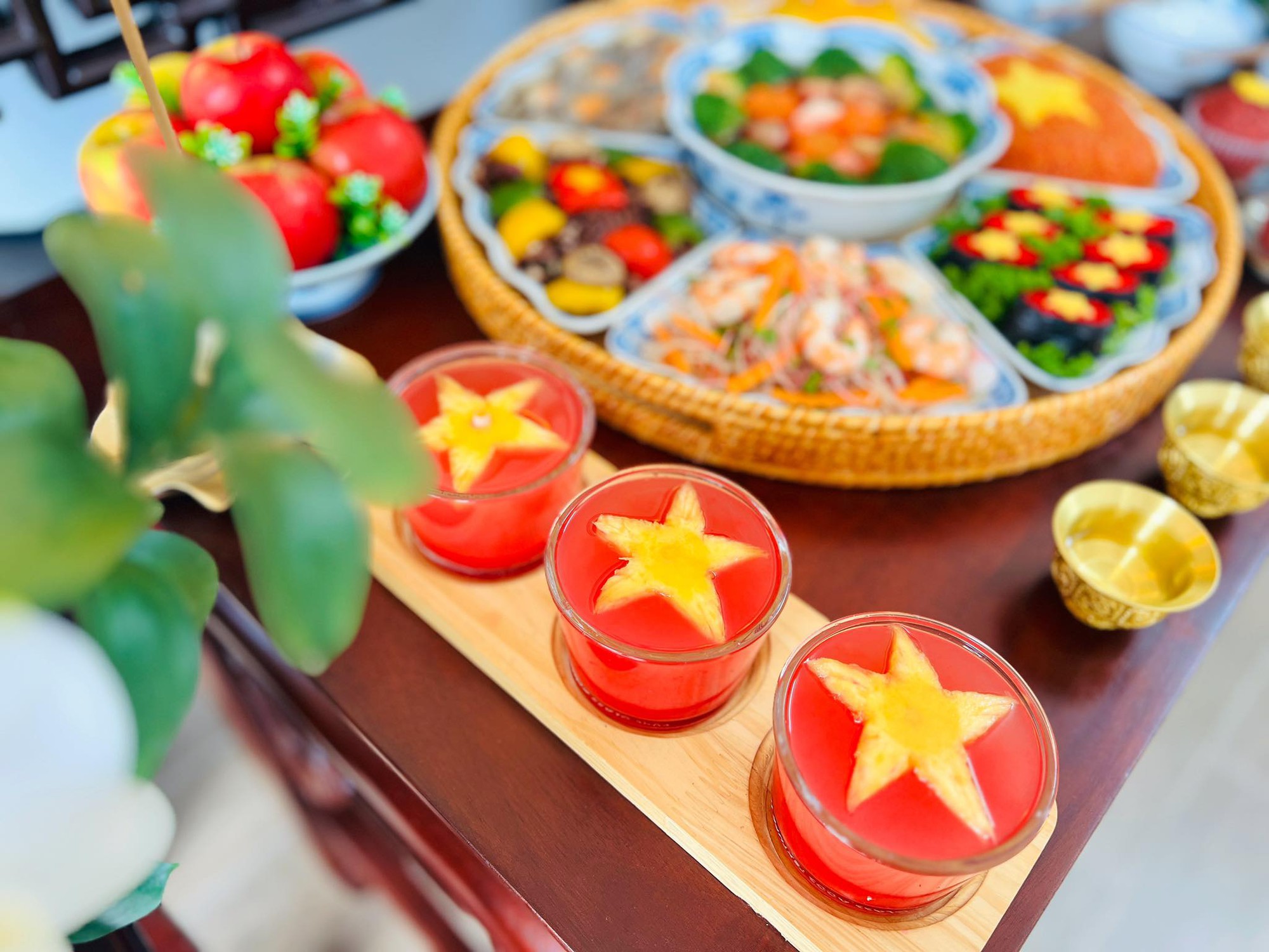 Chiêm ngưỡng mâm cơm "màu cờ sắc áo" của mẹ đảm Hà Nội mừng 50 năm thống nhất gói trọn cả tình yêu đất nước- Ảnh 10. Chiêm ngưỡng mâm cơm "màu cờ sắc áo" của mẹ đảm Hà Nội mừng 50 năm thống nhất gói trọn cả tình yêu đất nước- Ảnh 10.
