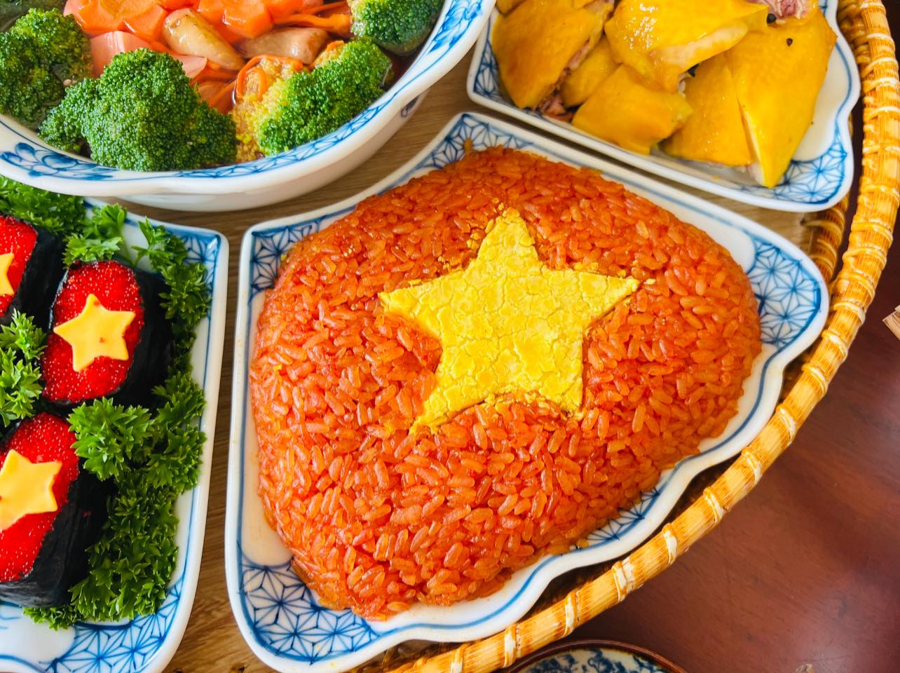 Chiêm ngưỡng mâm cơm "màu cờ sắc áo" của mẹ đảm Hà Nội mừng 50 năm thống nhất gói trọn cả tình yêu đất nước- Ảnh 7. Chiêm ngưỡng mâm cơm "màu cờ sắc áo" của mẹ đảm Hà Nội mừng 50 năm thống nhất gói trọn cả tình yêu đất nước- Ảnh 7.