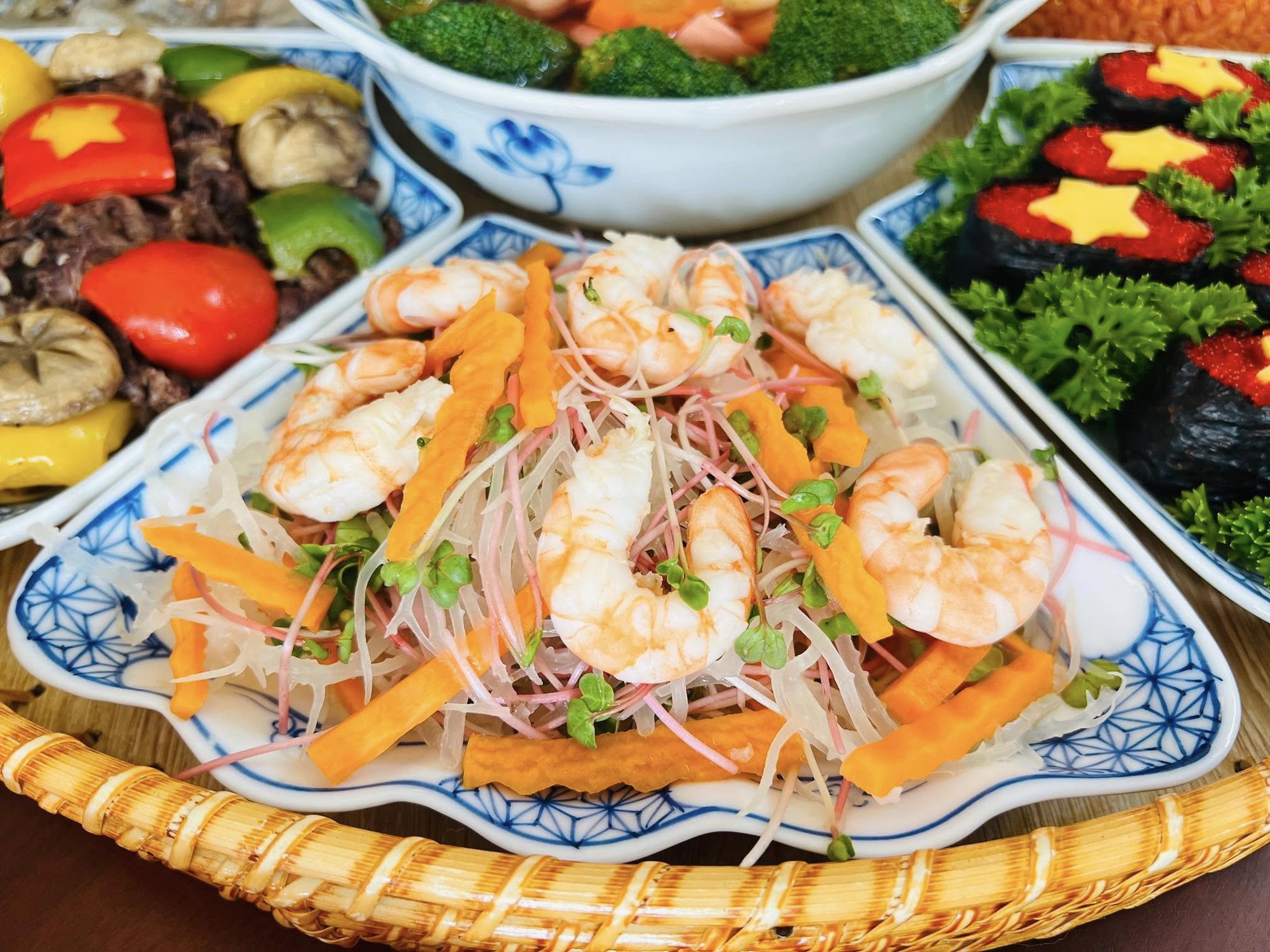 Chiêm ngưỡng mâm cơm "màu cờ sắc áo" của mẹ đảm Hà Nội mừng 50 năm thống nhất gói trọn cả tình yêu đất nước- Ảnh 8. Chiêm ngưỡng mâm cơm "màu cờ sắc áo" của mẹ đảm Hà Nội mừng 50 năm thống nhất gói trọn cả tình yêu đất nước- Ảnh 8.