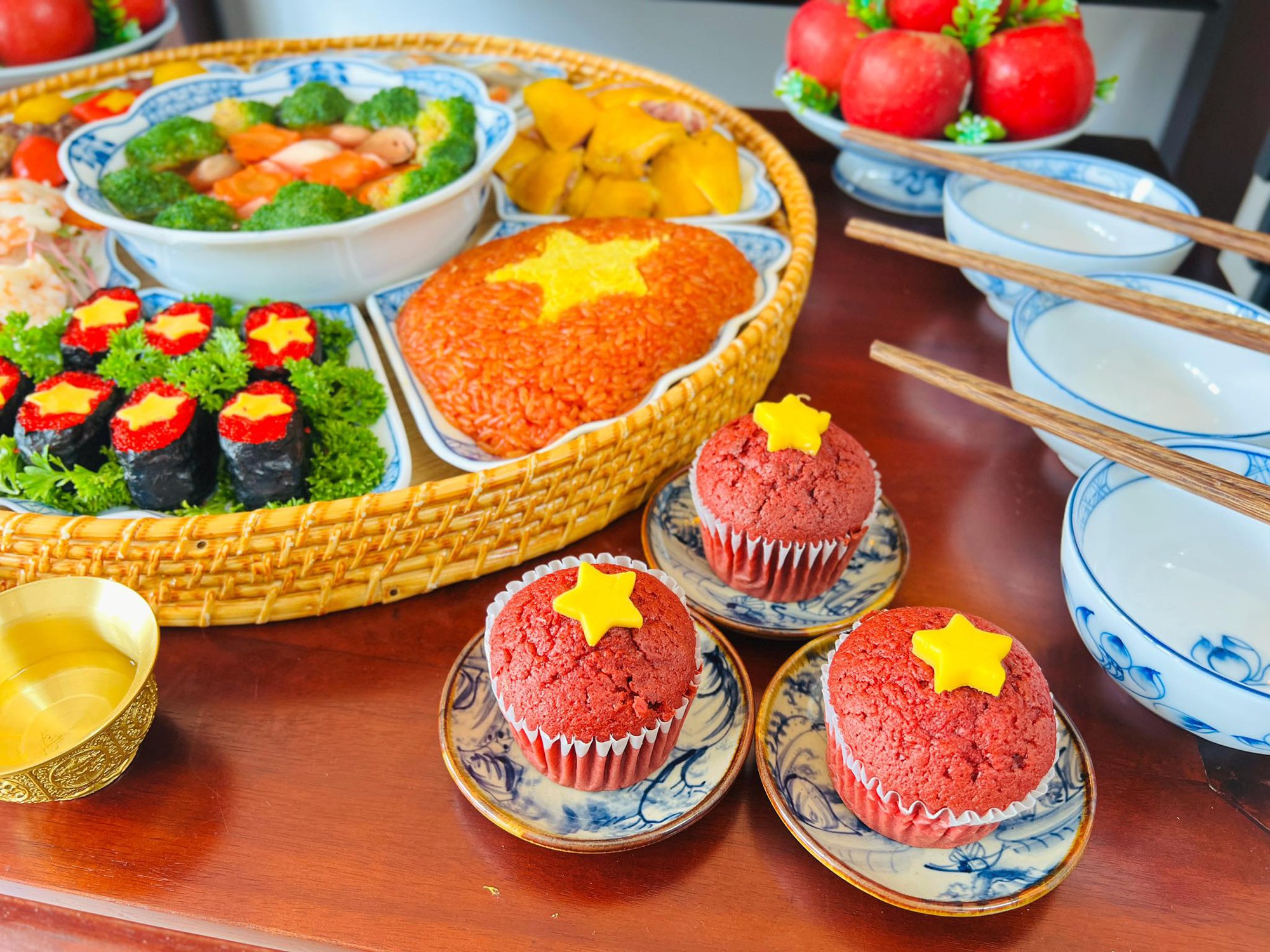 Chiêm ngưỡng mâm cơm "màu cờ sắc áo" của mẹ đảm Hà Nội mừng 50 năm thống nhất gói trọn cả tình yêu đất nước- Ảnh 2. Chiêm ngưỡng mâm cơm "màu cờ sắc áo" của mẹ đảm Hà Nội mừng 50 năm thống nhất gói trọn cả tình yêu đất nước- Ảnh 2.