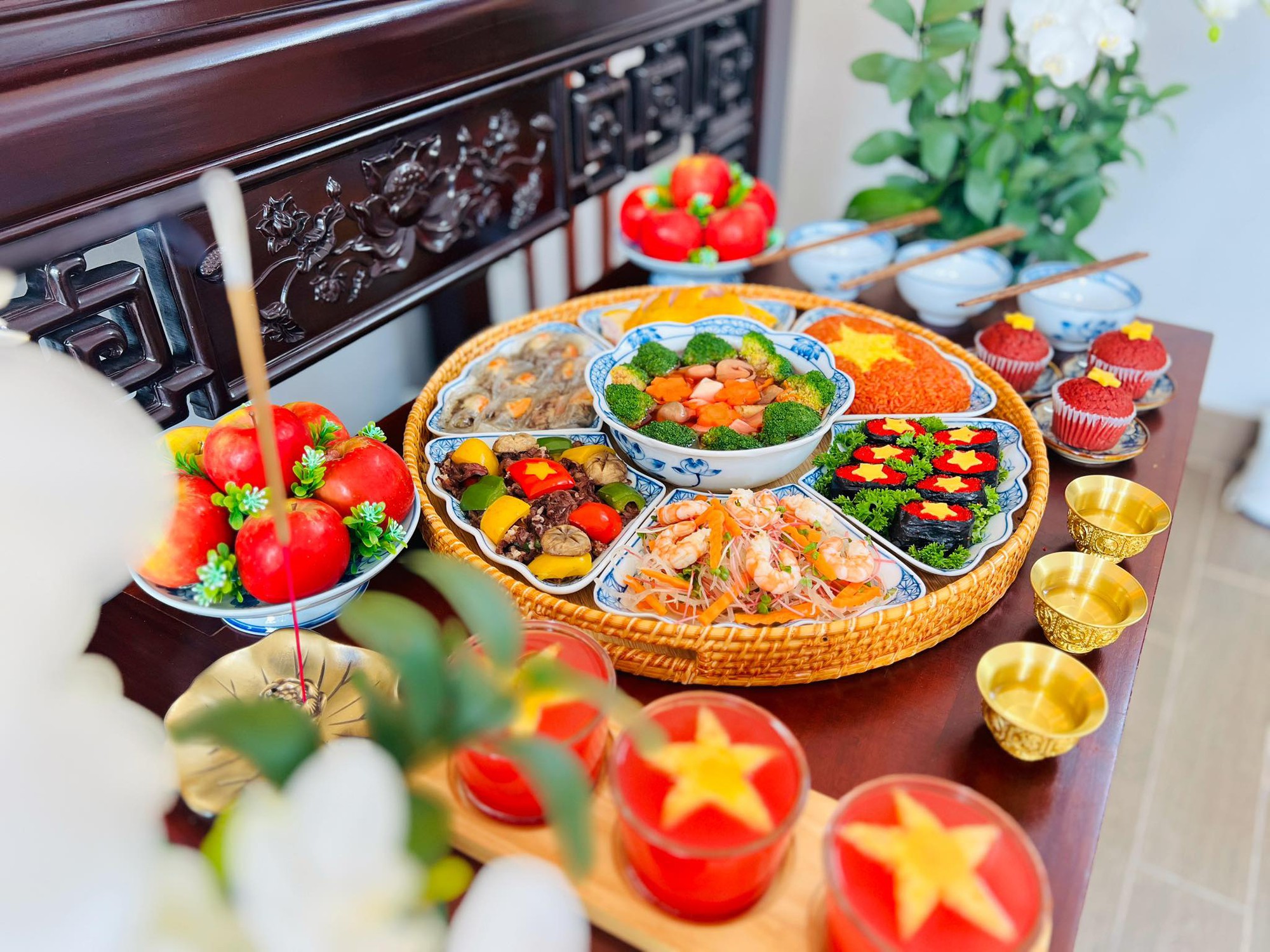 Chiêm ngưỡng mâm cơm "màu cờ sắc áo" của mẹ đảm Hà Nội mừng 50 năm thống nhất gói trọn cả tình yêu đất nước- Ảnh 3. Chiêm ngưỡng mâm cơm "màu cờ sắc áo" của mẹ đảm Hà Nội mừng 50 năm thống nhất gói trọn cả tình yêu đất nước- Ảnh 3.