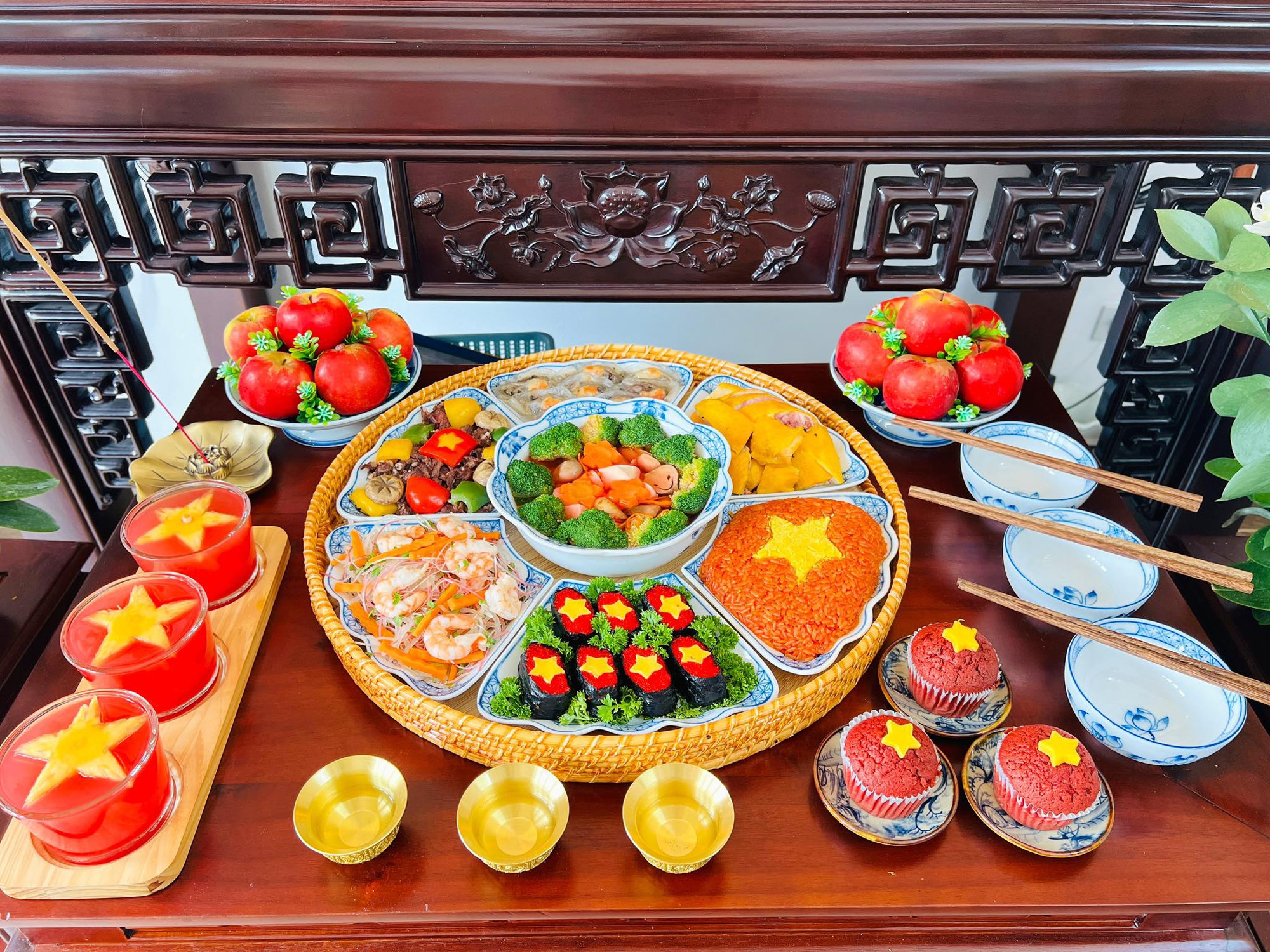 Chiêm ngưỡng mâm cơm "màu cờ sắc áo" của mẹ đảm Hà Nội mừng 50 năm thống nhất gói trọn cả tình yêu đất nước- Ảnh 5. Chiêm ngưỡng mâm cơm "màu cờ sắc áo" của mẹ đảm Hà Nội mừng 50 năm thống nhất gói trọn cả tình yêu đất nước- Ảnh 5.