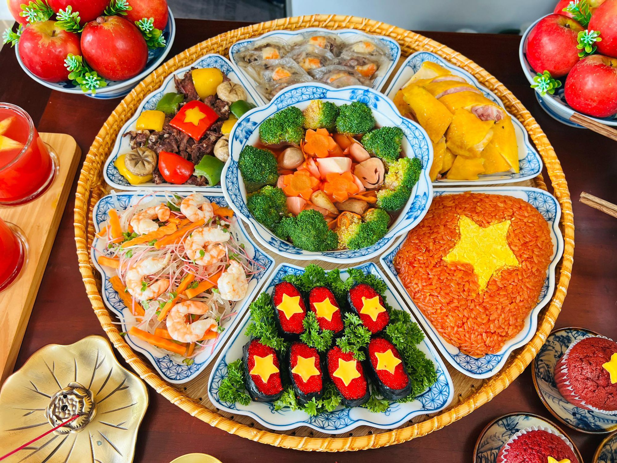 Chiêm ngưỡng mâm cơm "màu cờ sắc áo" của mẹ đảm Hà Nội mừng 50 năm thống nhất gói trọn cả tình yêu đất nước- Ảnh 1. Chiêm ngưỡng mâm cơm "màu cờ sắc áo" của mẹ đảm Hà Nội mừng 50 năm thống nhất gói trọn cả tình yêu đất nước- Ảnh 1.