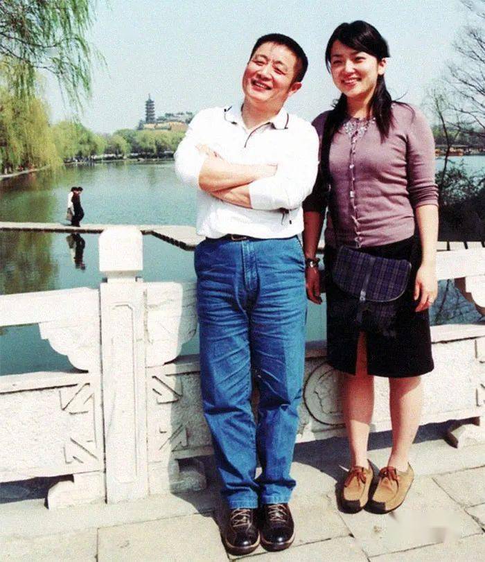 Bộ ảnh bố và con gái chụp ở cùng 1 địa điểm, cùng 1 ngày suốt 40 năm: Xem đến cuối ai cũng bật khóc- Ảnh 15.