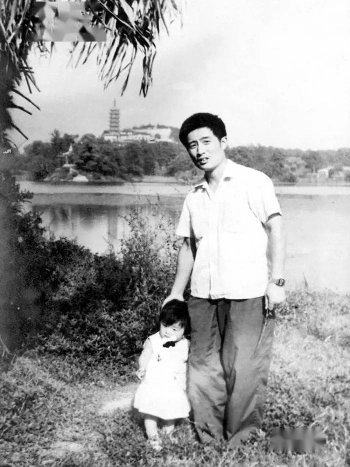 Bộ ảnh bố và con gái chụp ở cùng 1 địa điểm, cùng 1 ngày suốt 40 năm: Xem đến cuối ai cũng bật khóc- Ảnh 1.