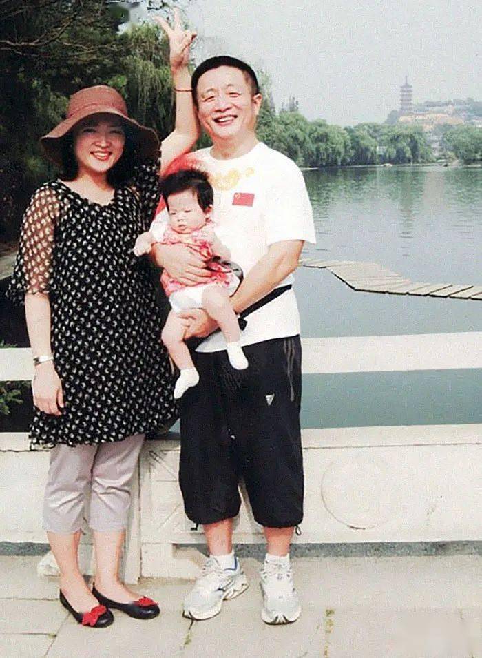 Bộ ảnh bố và con gái chụp ở cùng 1 địa điểm, cùng 1 ngày suốt 40 năm: Xem đến cuối ai cũng bật khóc- Ảnh 16.