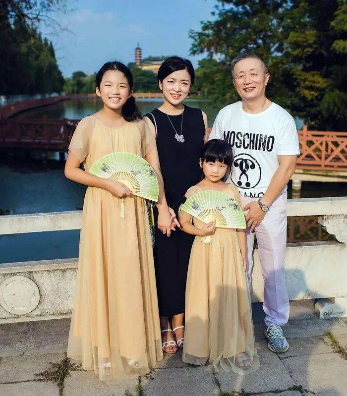 Bộ ảnh bố và con gái chụp ở cùng 1 địa điểm, cùng 1 ngày suốt 40 năm: Xem đến cuối ai cũng bật khóc- Ảnh 18.