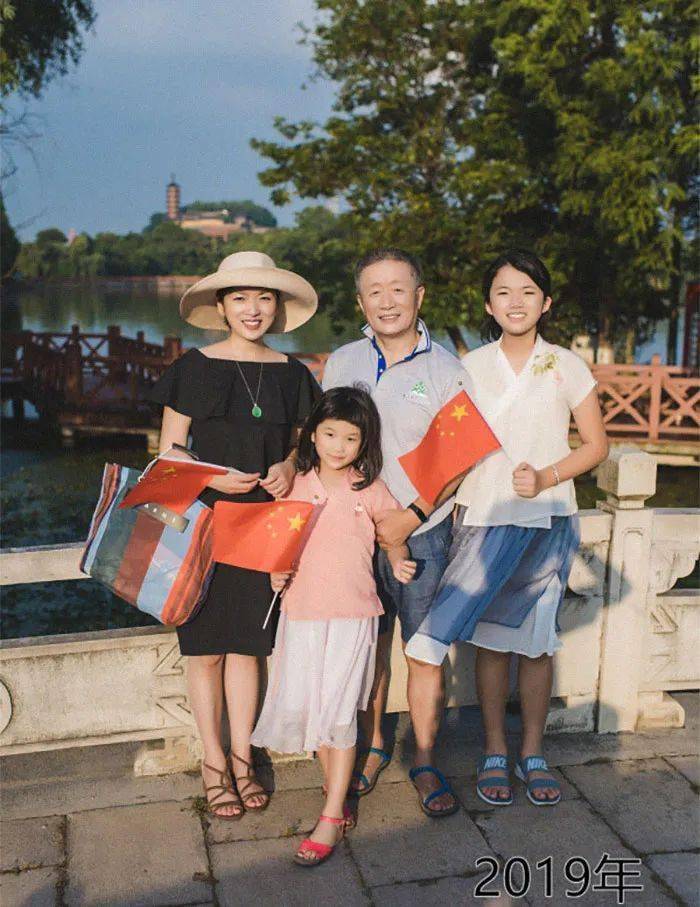 Bộ ảnh bố và con gái chụp ở cùng 1 địa điểm, cùng 1 ngày suốt 40 năm: Xem đến cuối ai cũng bật khóc- Ảnh 19.