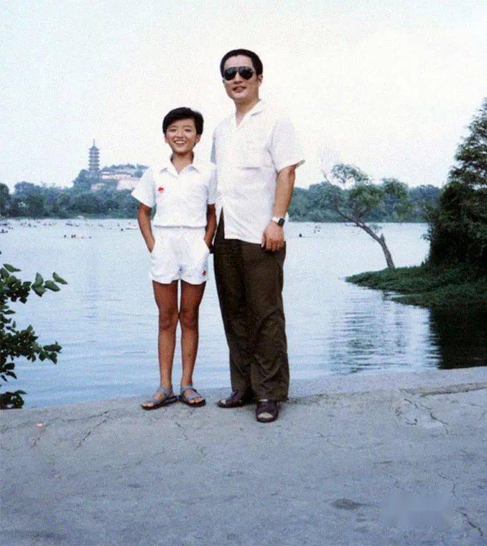 Bộ ảnh bố và con gái chụp ở cùng 1 địa điểm, cùng 1 ngày suốt 40 năm: Xem đến cuối ai cũng bật khóc- Ảnh 9.