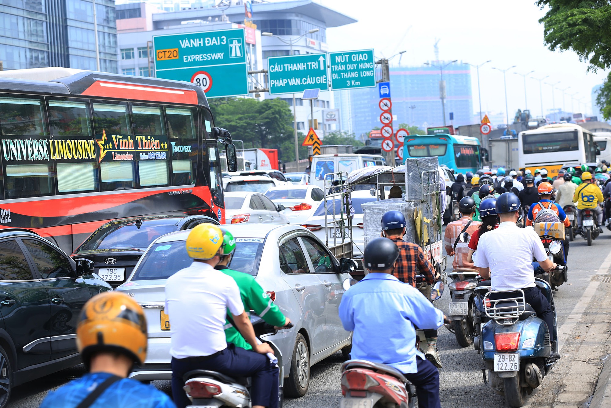 Đường phố Hà Nội tắc dài từ chiều 29/4, "đại hội" về quê nghỉ lễ chính thức bắt đầu- Ảnh 4. Đường phố Hà Nội tắc dài từ chiều 29/4, "đại hội" về quê nghỉ lễ chính thức bắt đầu- Ảnh 4.