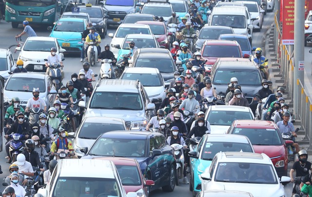 Đường phố Hà Nội tắc dài từ chiều 29/4, "đại hội" về quê nghỉ lễ chính thức bắt đầu- Ảnh 5. Đường phố Hà Nội tắc dài từ chiều 29/4, "đại hội" về quê nghỉ lễ chính thức bắt đầu- Ảnh 5.