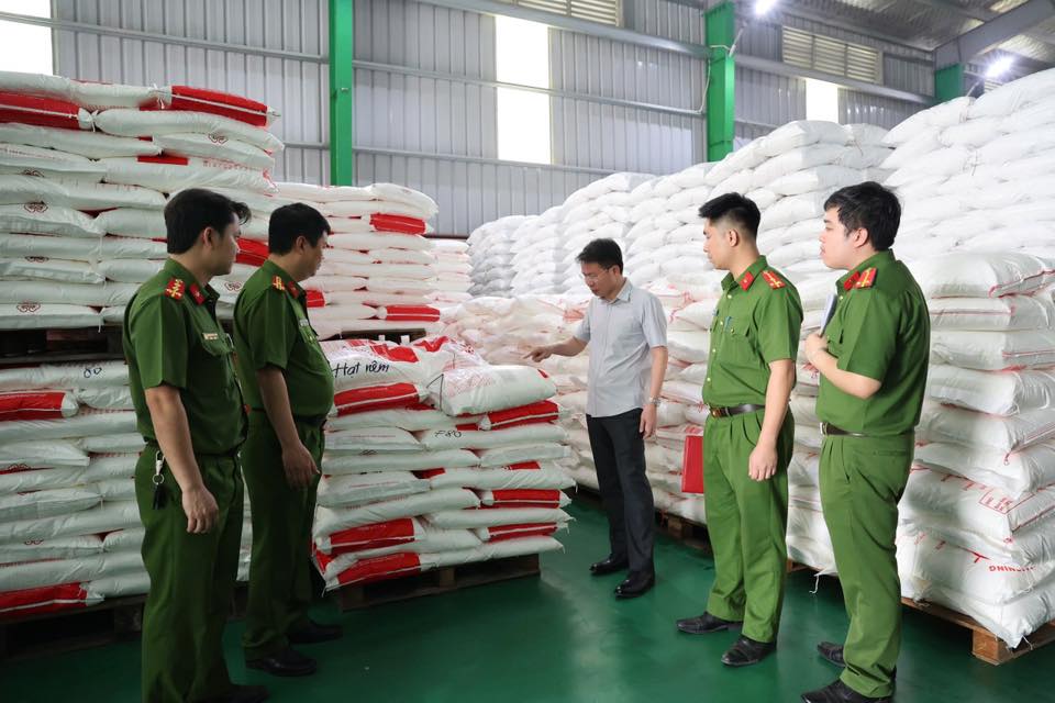 Từ vụ việc của công ty Famimoto, làm thế nào để phân biệt mì chính san chia, đóng gói lại?- Ảnh 1.