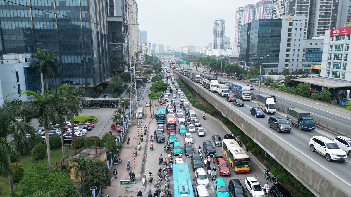 Đường phố Hà Nội tắc dài từ chiều 29/4, "đại hội" về quê nghỉ lễ chính thức bắt đầu- Ảnh 2. Đường phố Hà Nội tắc dài từ chiều 29/4, "đại hội" về quê nghỉ lễ chính thức bắt đầu- Ảnh 2.