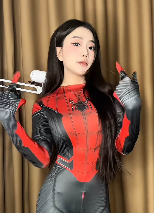 Cô gái xinh đẹp biến hình người nhện khoe vóc dáng, người xem "zoom" cận body vì một điểm "chướng"- Ảnh 4.