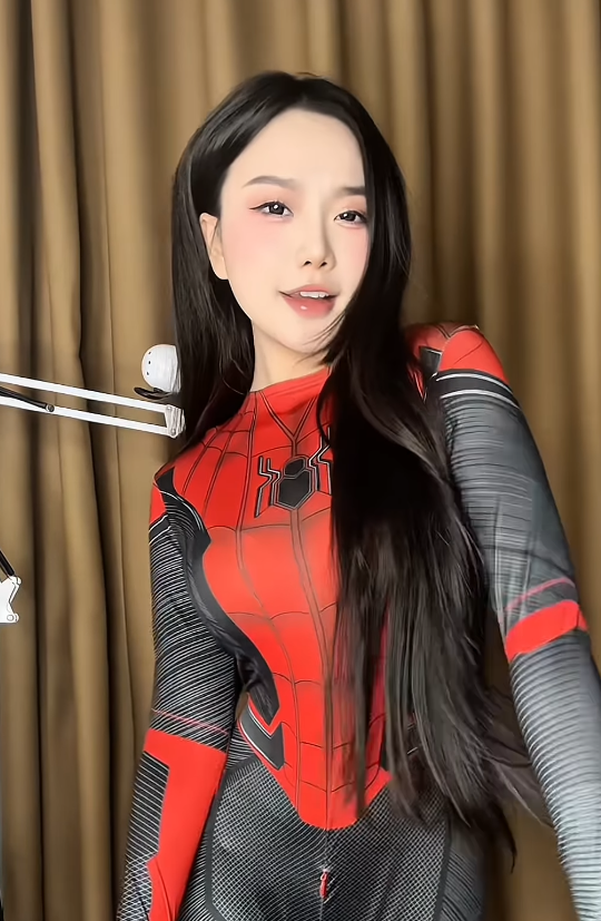 Cô gái xinh đẹp biến hình người nhện khoe vóc dáng, người xem "zoom" cận body vì một điểm "chướng"- Ảnh 3.