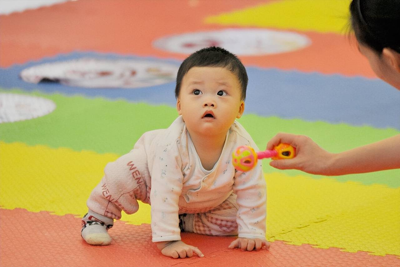 Bé bỏ qua giai đoạn bò để đi sớm? Cẩn thận cha mẹ đang vô tình đánh mất "chìa khóa thông minh" của con- Ảnh 3.