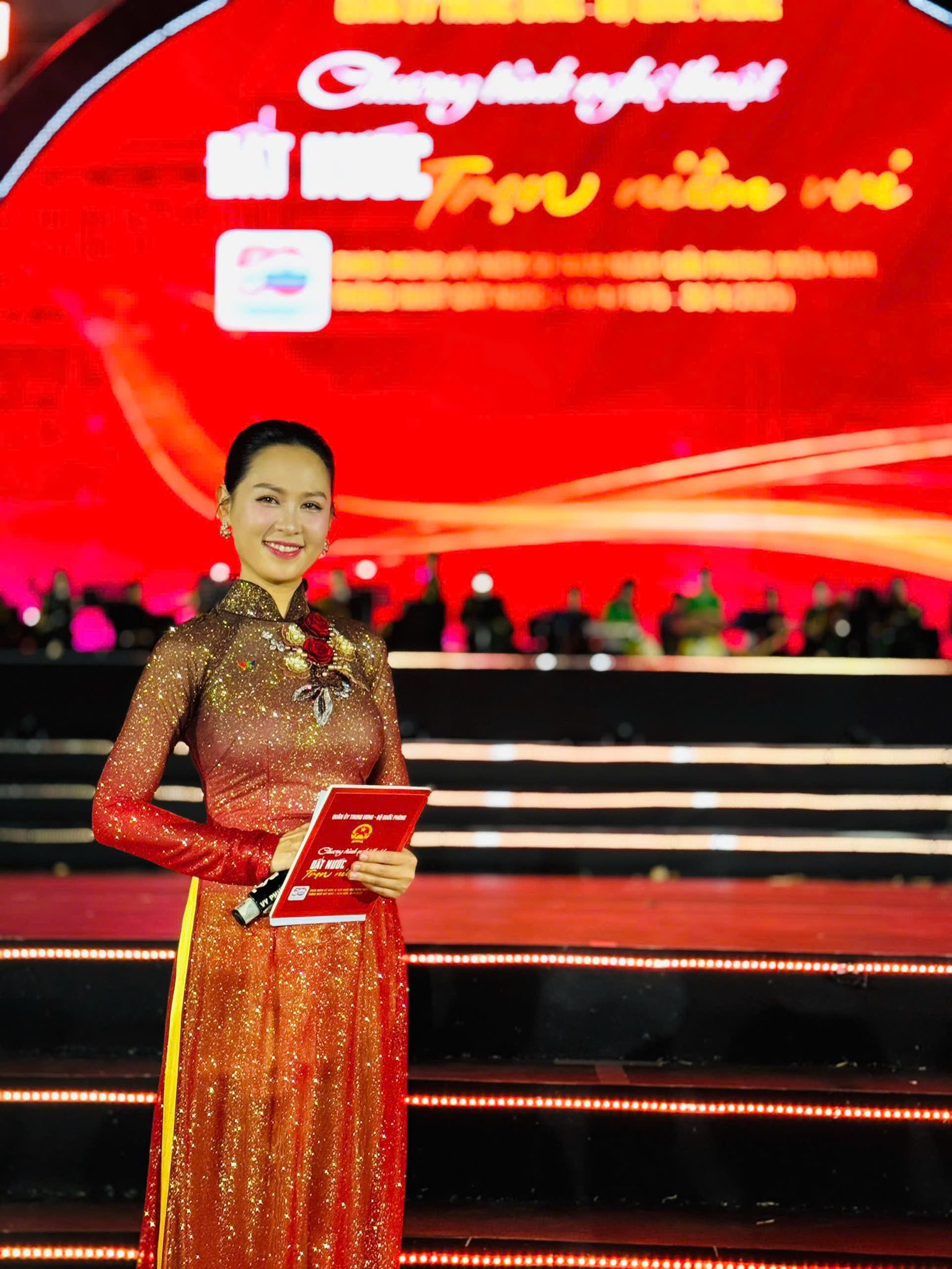 Nữ MC/BTV có pha ứng biến được khen "10 điểm tinh tế" trên sóng trực tiếp Lễ kỷ niệm 50 năm thống nhất đất nước- Ảnh 12. Nữ MC/BTV có pha ứng biến được khen "10 điểm tinh tế" trên sóng trực tiếp Lễ kỷ niệm 50 năm thống nhất đất nước- Ảnh 12.