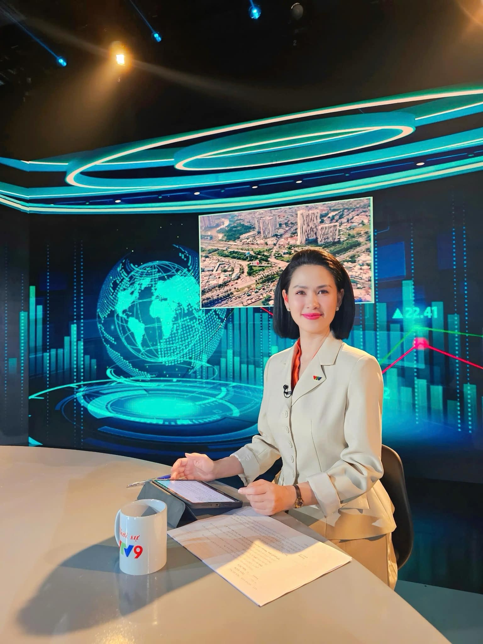 Nữ MC/BTV có pha ứng biến được khen "10 điểm tinh tế" trên sóng trực tiếp Lễ kỷ niệm 50 năm thống nhất đất nước- Ảnh 11. Nữ MC/BTV có pha ứng biến được khen "10 điểm tinh tế" trên sóng trực tiếp Lễ kỷ niệm 50 năm thống nhất đất nước- Ảnh 11.