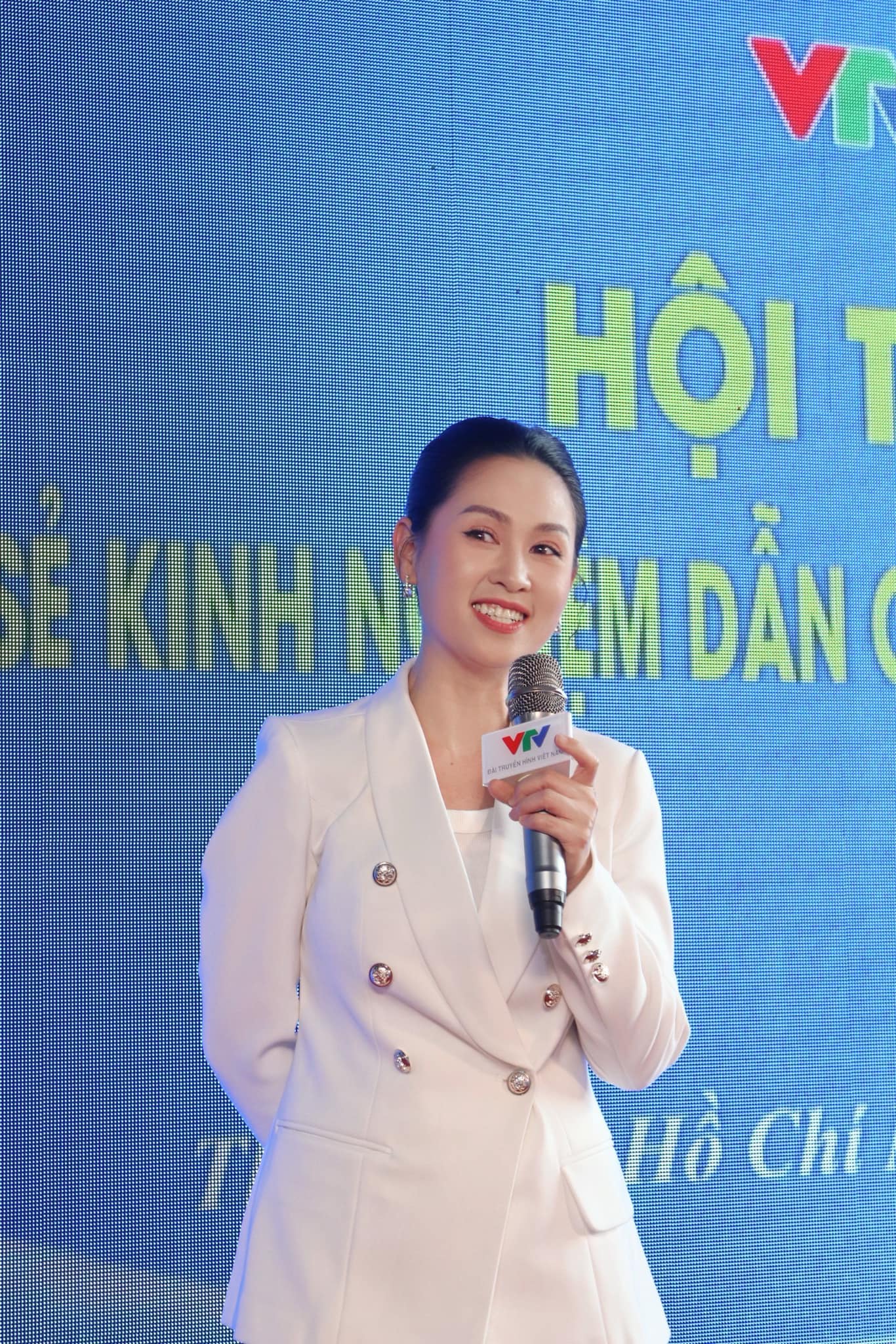 Nữ MC/BTV có pha ứng biến được khen "10 điểm tinh tế" trên sóng trực tiếp Lễ kỷ niệm 50 năm thống nhất đất nước- Ảnh 10. Nữ MC/BTV có pha ứng biến được khen "10 điểm tinh tế" trên sóng trực tiếp Lễ kỷ niệm 50 năm thống nhất đất nước- Ảnh 10.