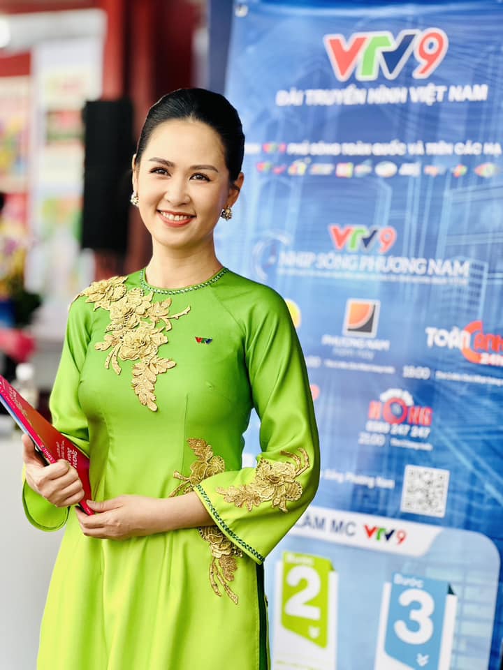Nữ MC/BTV có pha ứng biến được khen "10 điểm tinh tế" trên sóng trực tiếp Lễ kỷ niệm 50 năm thống nhất đất nước- Ảnh 9. Nữ MC/BTV có pha ứng biến được khen "10 điểm tinh tế" trên sóng trực tiếp Lễ kỷ niệm 50 năm thống nhất đất nước- Ảnh 9.