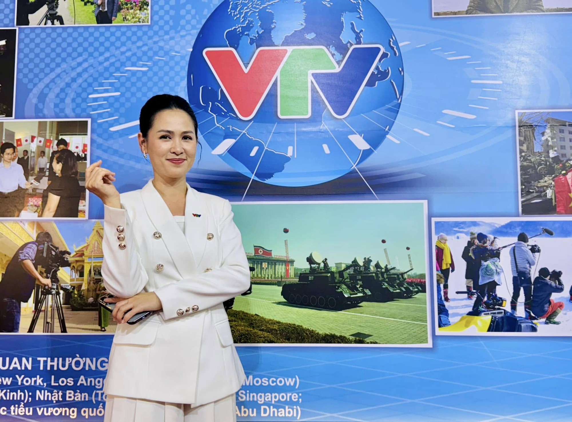Nữ MC/BTV có pha ứng biến được khen "10 điểm tinh tế" trên sóng trực tiếp Lễ kỷ niệm 50 năm thống nhất đất nước- Ảnh 7. Nữ MC/BTV có pha ứng biến được khen "10 điểm tinh tế" trên sóng trực tiếp Lễ kỷ niệm 50 năm thống nhất đất nước- Ảnh 7.
