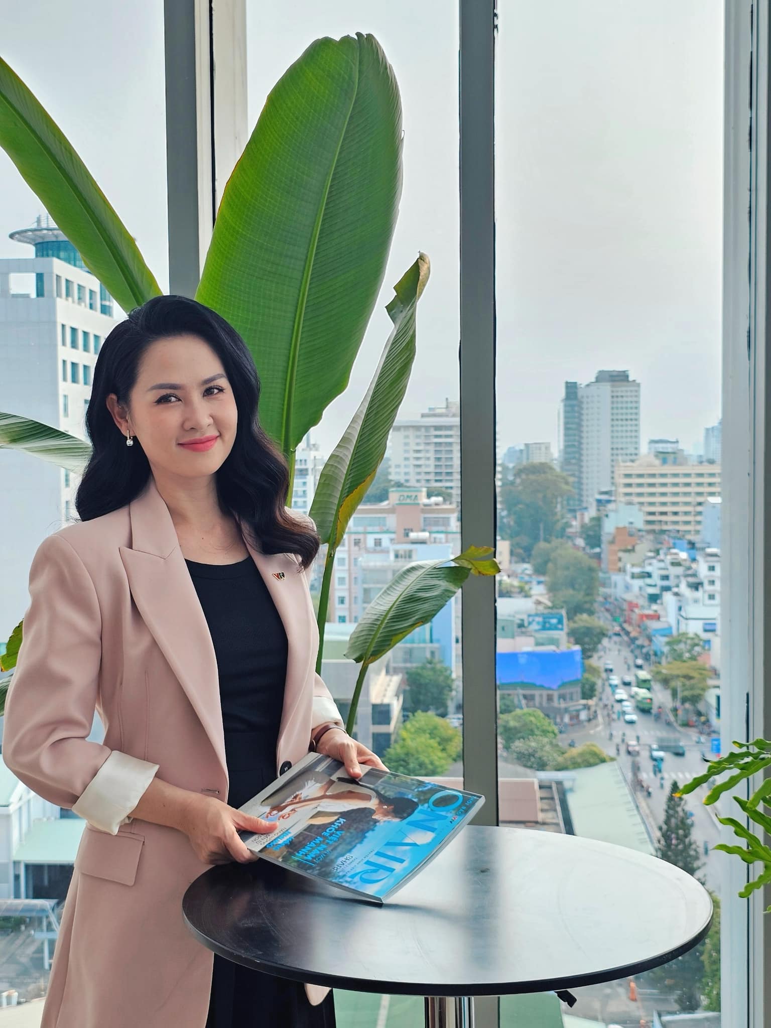 Nữ MC/BTV có pha ứng biến được khen "10 điểm tinh tế" trên sóng trực tiếp Lễ kỷ niệm 50 năm thống nhất đất nước- Ảnh 16. Nữ MC/BTV có pha ứng biến được khen "10 điểm tinh tế" trên sóng trực tiếp Lễ kỷ niệm 50 năm thống nhất đất nước- Ảnh 16.